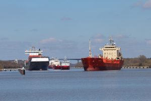 Cargo Ships Crossing North America - St Lawrence history - marinalife